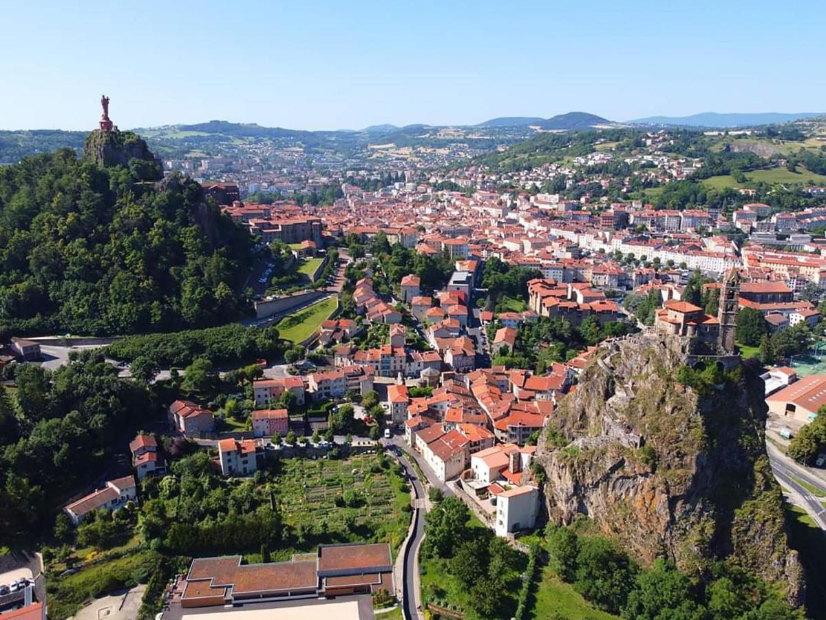 Maison Au Loup: 16th Century Hotel in Old Town Le Puy Exterior photo