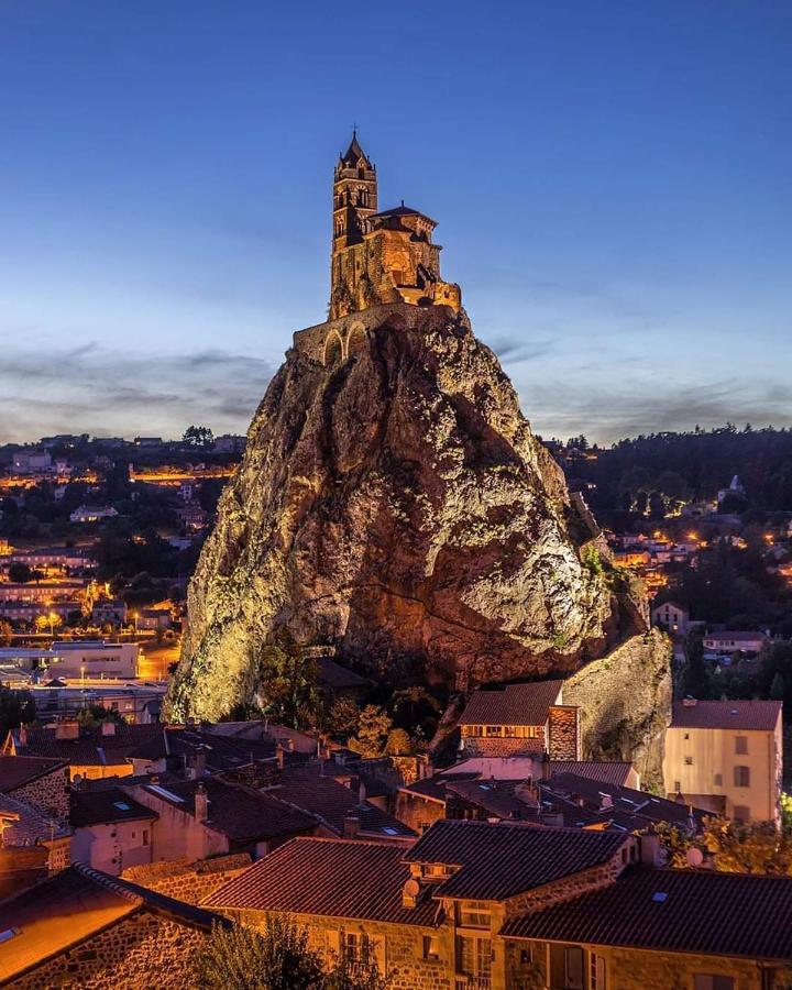 Maison Au Loup: 16th Century Hotel in Old Town Le Puy Exterior photo