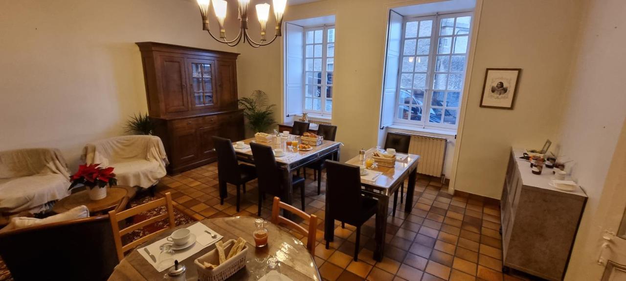 Maison Au Loup: 16th Century Hotel in Old Town Le Puy Exterior photo